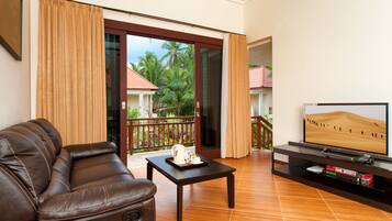 Villa familiar, 3 habitaciones, alberca privada | Sala de estar | Televisión LED de 32 pulgadas con canales vía satélite y televisión