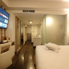 In-room safe, individually decorated, desk, free WiFi - The Edelweiss Yogyakarta (Yogyakarta)