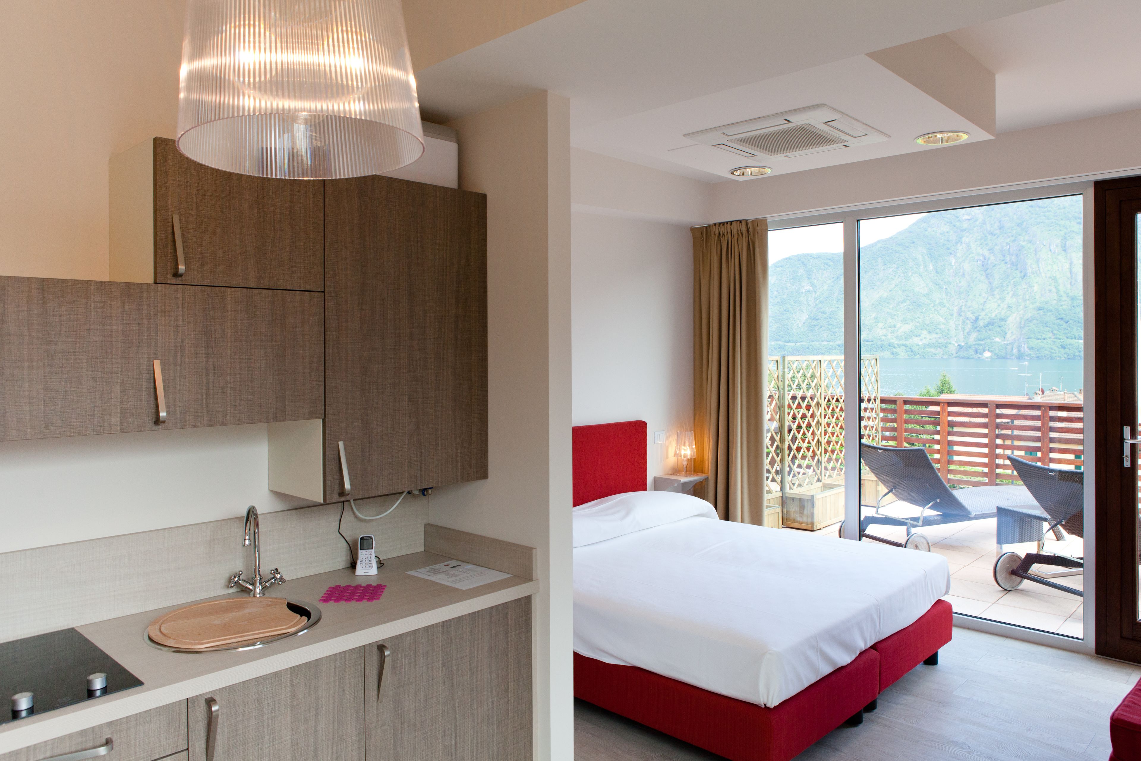 アパートメント バルコニー レイクビュー | 専用キッチン | 大型冷蔵庫、電子レンジ、コンロ、コーヒー / ティーメーカー