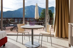 Leilighet, balkong, utsikt mot innsjø | Terrasse/patio