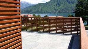 A terrace with a view of a lake and mountains. - Residence Lenno (Tremezzina)