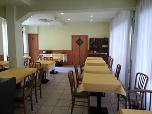 Se ofrece un desayuno completo todos los días (por un coste adicional)