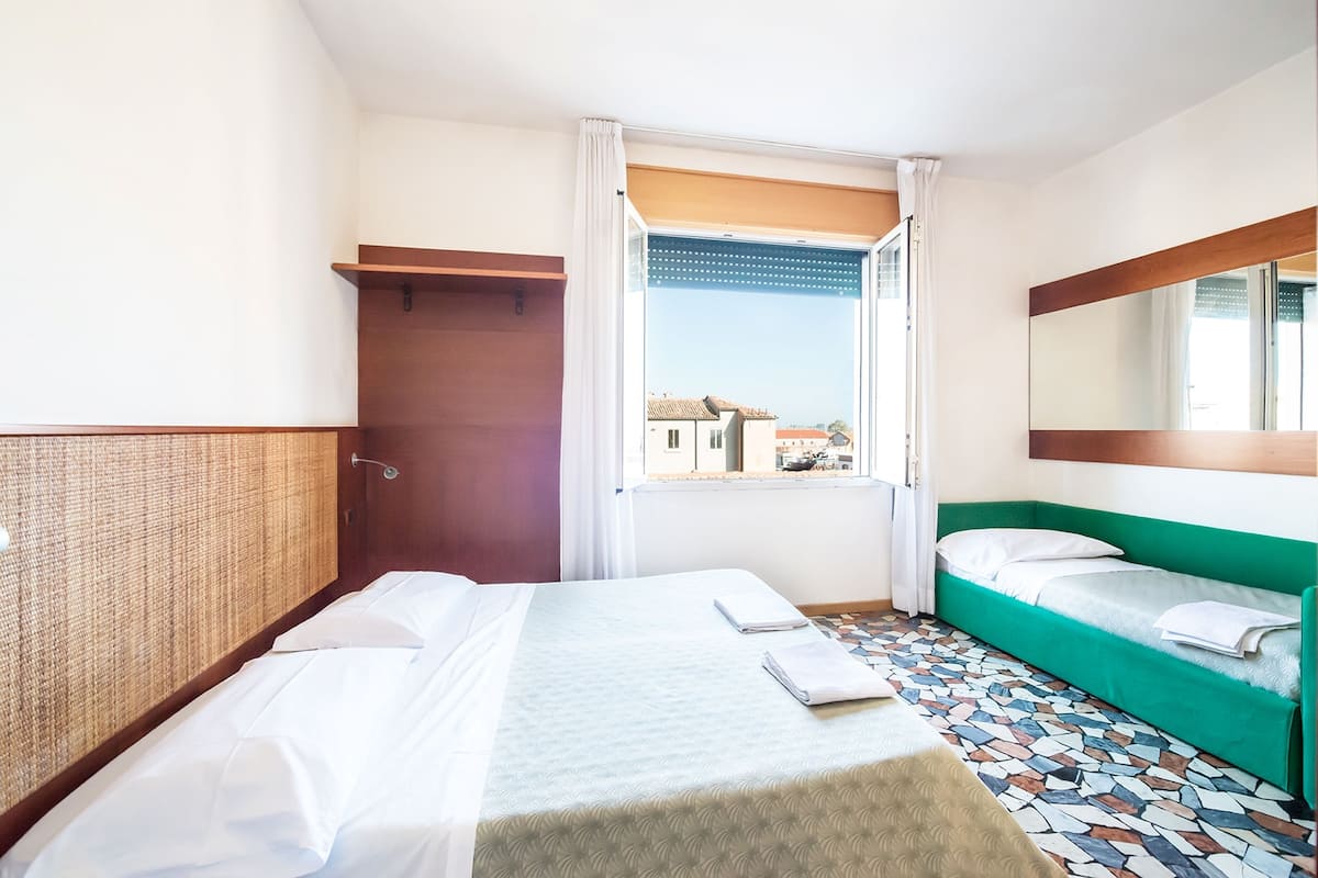 Een kluis op de kamer, een bureau, gratis babybedden, gratis wifi