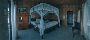 Standard Room, 1 King Bed, Bathtub, Lake View | Bed sheets - Segara Hotel and Restaurant (Kintamani)