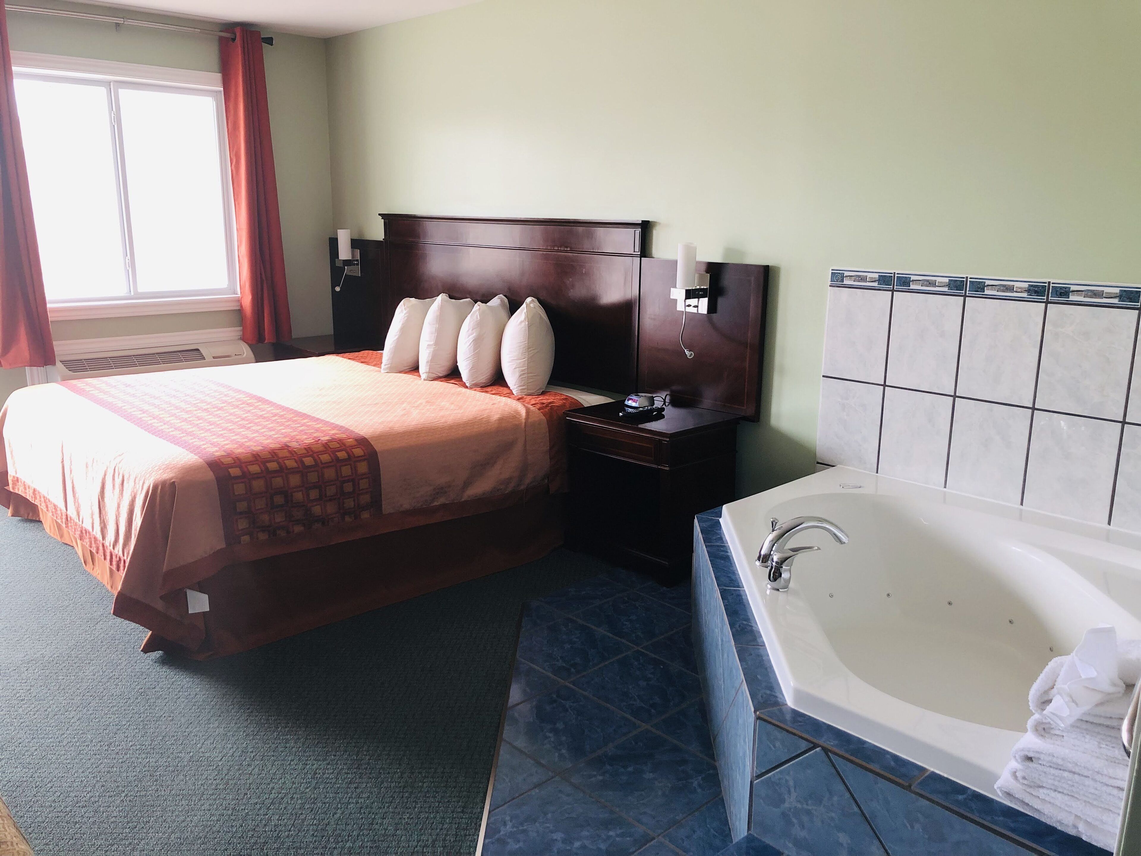 Signature Suite, 1 King Bed, Non Smoking, Jetted Tub | Soundproofing, iron/ironing board, free WiFi, bed sheets