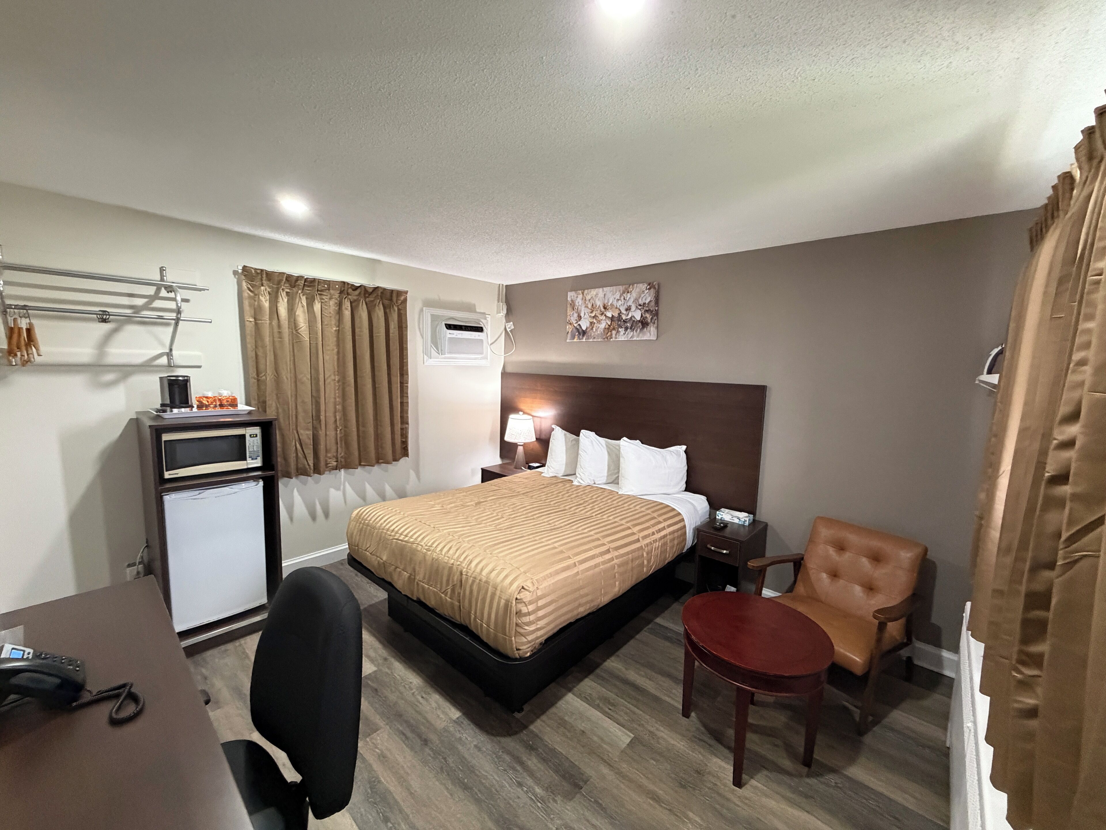Desk, soundproofing, iron/ironing board, free WiFi