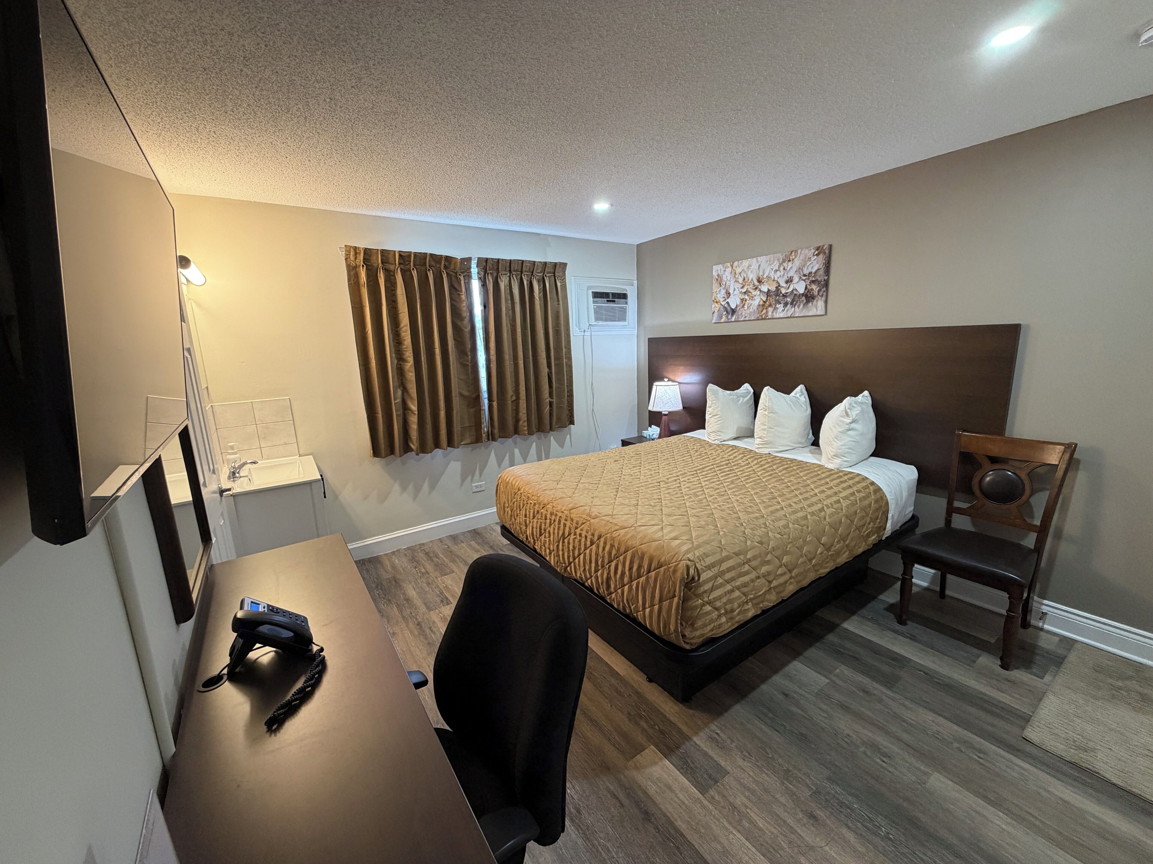 Standard Studio Suite, 1 Queen Bed, Non Smoking, Kitchen | Desk, soundproofing, iron/ironing board, free WiFi