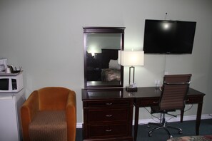 Signature Suite, 1 King Bed, Non Smoking, Jetted Tub