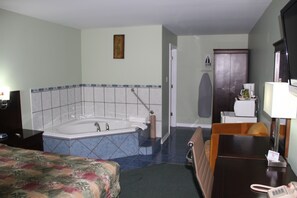 Suite destacada, 1 llit de matrimoni gran, no fumadors, banyera d'hidromassatge | Escriptori, habitacions insonoritzades i planxa i posts de planxar 