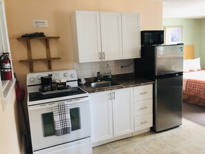 Refrigerador, microondas, cafetera/tetera