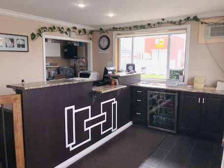 Recepción. Perth Plaza Inn & Suites