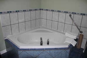 Signature Suite, 1 King Bed, Non Smoking, Jetted Tub - Perth Plaza Inn & Suites (Perth)