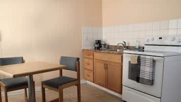 Suite estudio estándar, 2 habitaciones, para no fumadores, cocina | Cocina privada | Refrigerador, microondas y cafetera y tetera