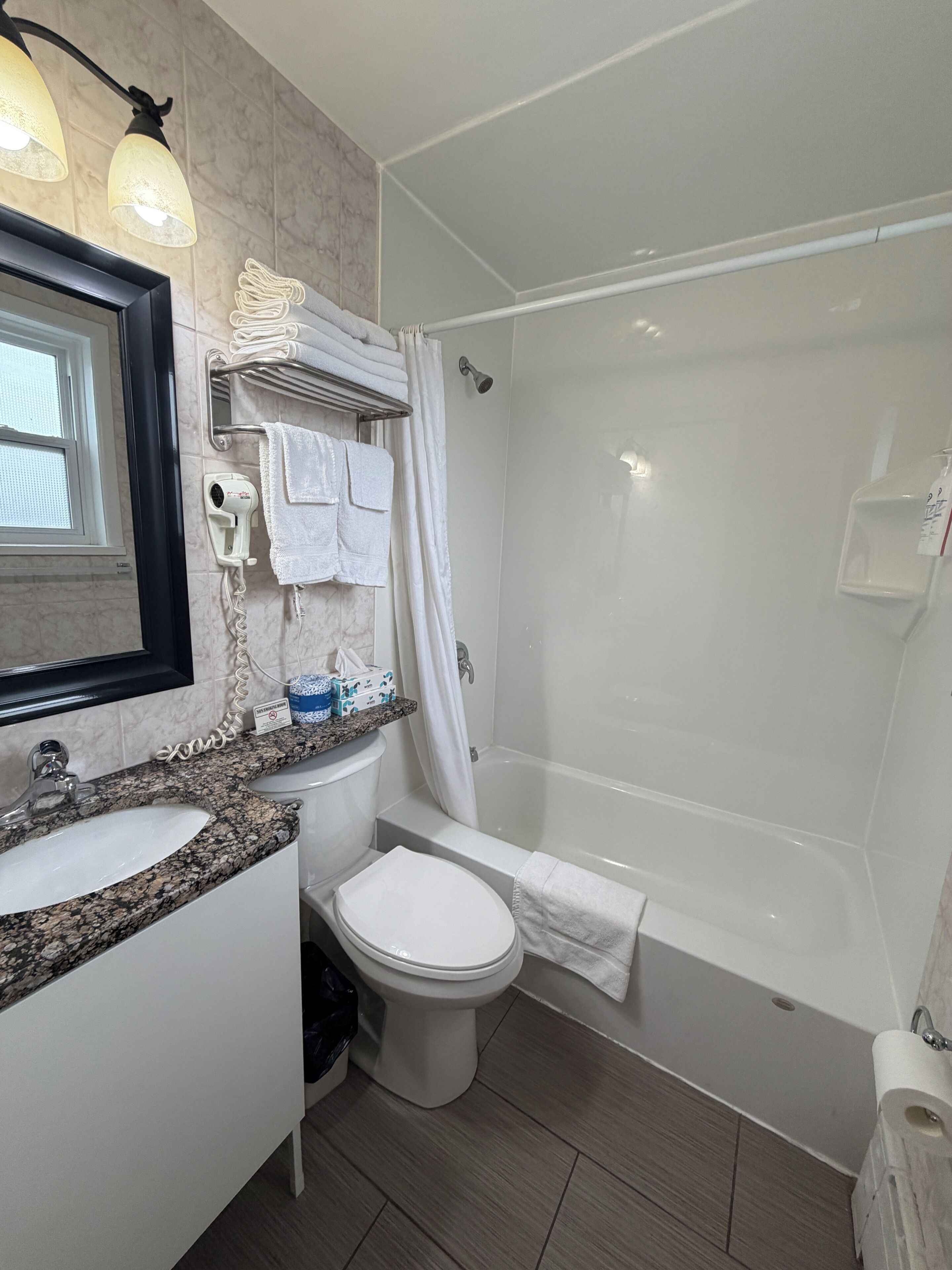 Un ba ño con lavamanos, inodoro y bañera.