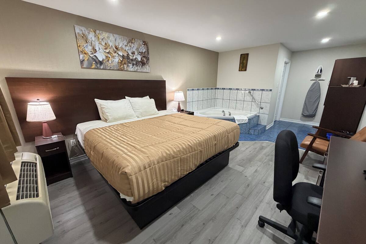 Suite Signature, 1 très grand lit, non-fumeur, baignoire à jets | Bureau, système d’insonorisation, fer et planche à repasser