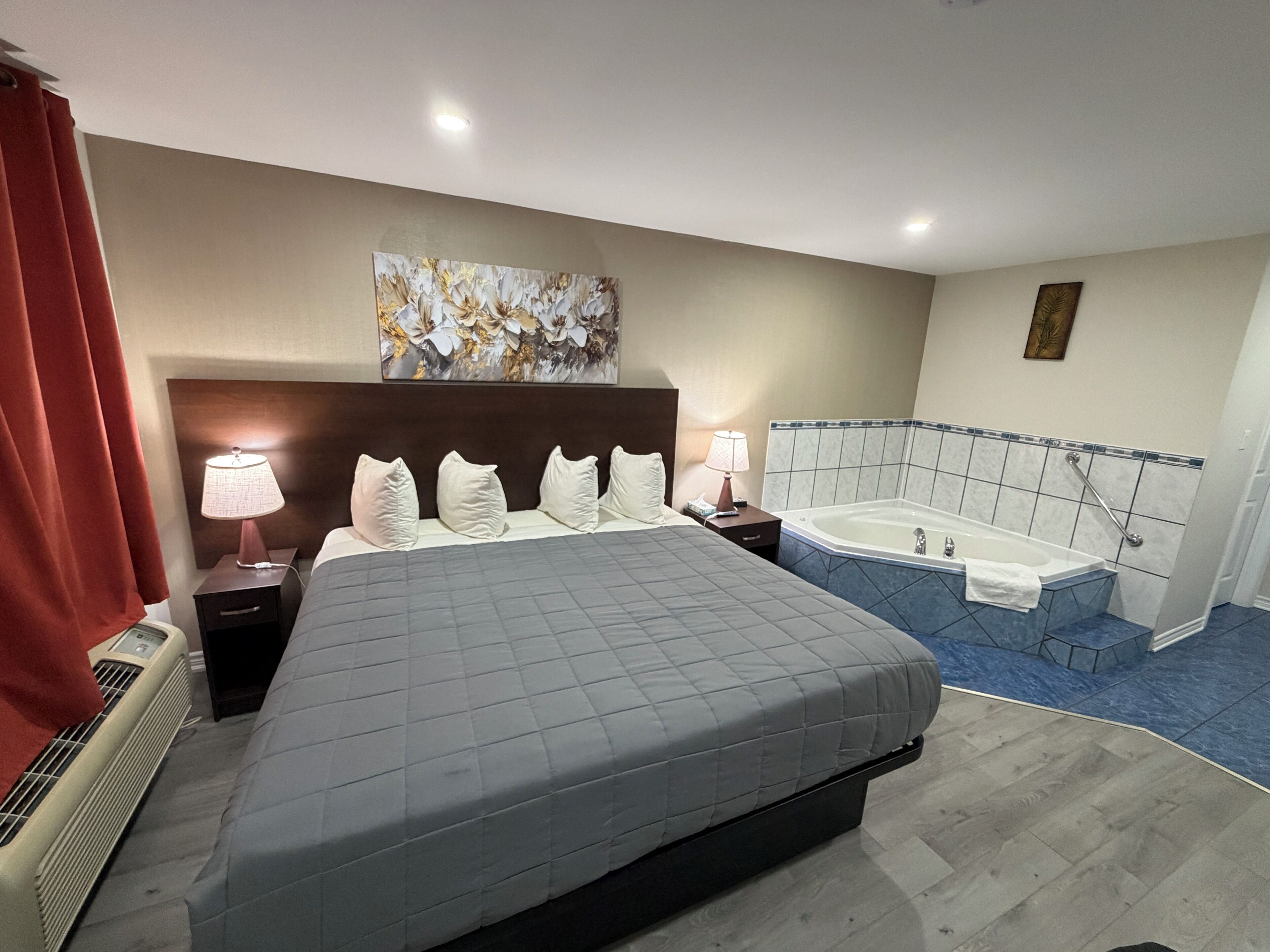 Signature Suite, 1 King Bed, Non Smoking, Jetted Tub | Desk, soundproofing, iron/ironing board, free WiFi