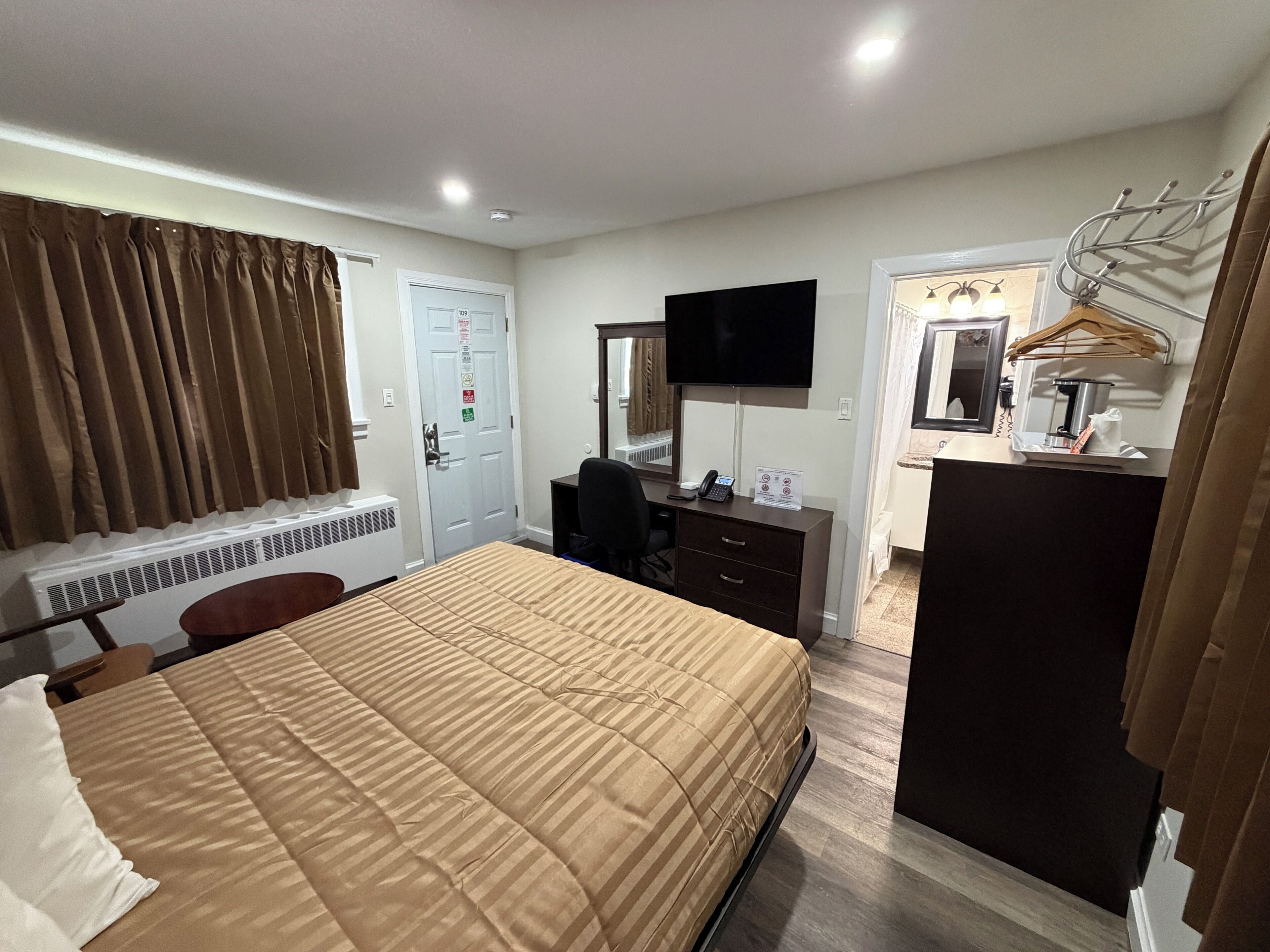 Desk, soundproofing, iron/ironing board, free WiFi