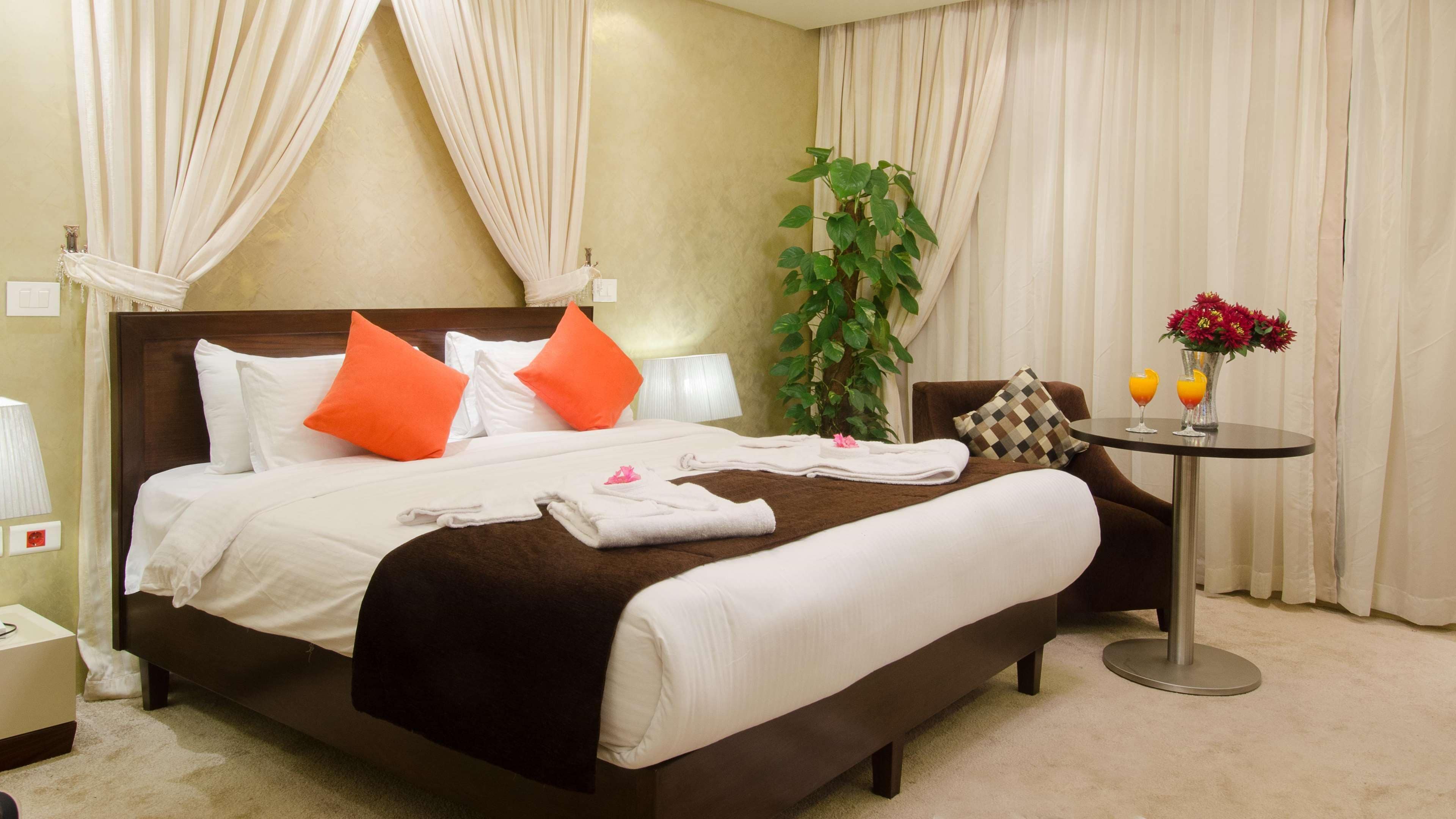 迷你吧、客房内保险箱、遮光窗帘、折叠床/加床（额外收费）