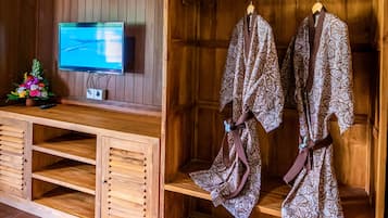 Family Room | 1 bedroom, hypo-allergenic bedding, desk, rollaway beds