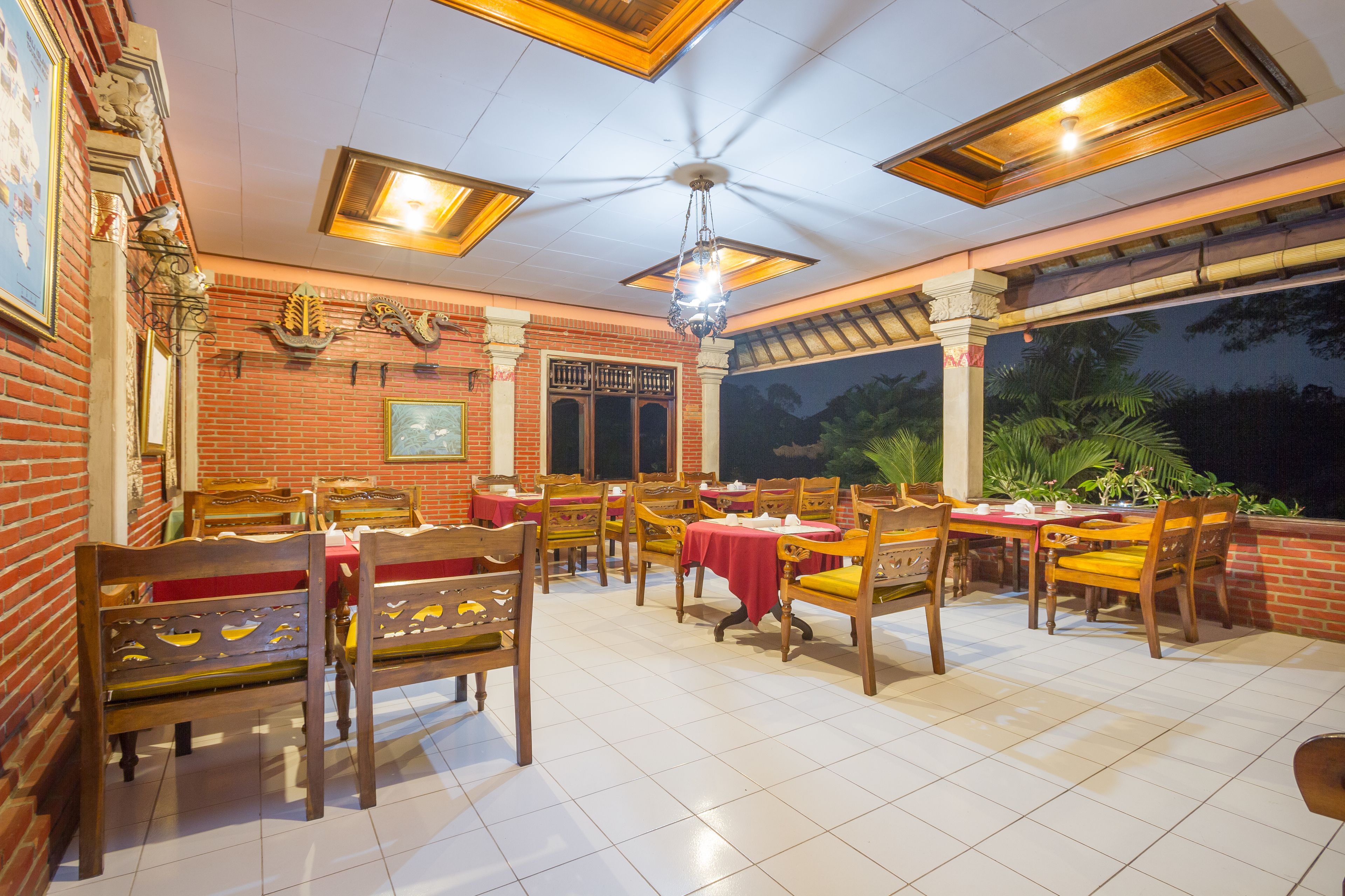 breakfast, lunch and dinner served