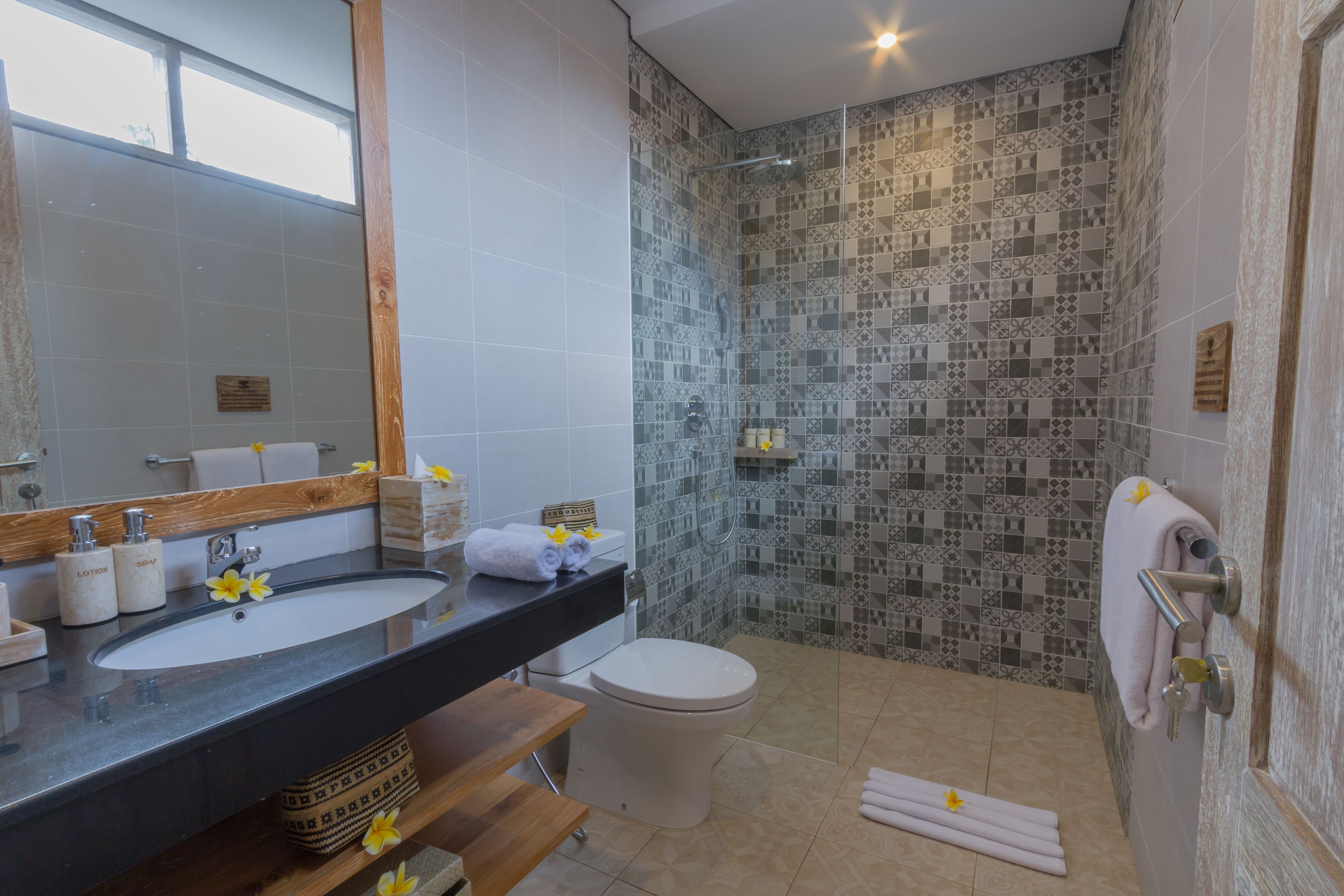 deluxe room, balcony, garden view | bathroom | shower, free toiletries, hair dryer, towels