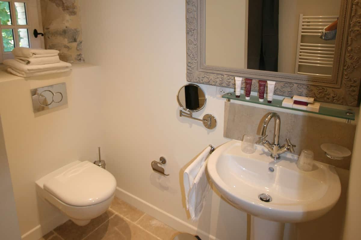 basic room, 1 queen bed | bathroom | designer toiletries, hair dryer, towels