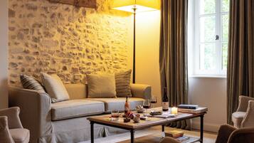 Suite | Premium bedding, pillow-top beds, minibar, in-room safe