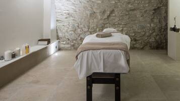 Parihoitohuone(ita), sauna, poreallas, höyrysauna, vartalohoitoja