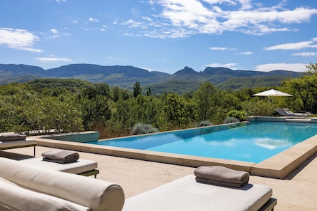 2 outdoor pools, pool umbrellas, pool loungers. Château les Oliviers de Salettes