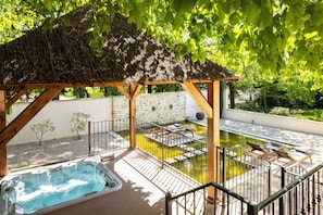 Couples treatment room(s), sauna, hot tub, steam room, body treatments