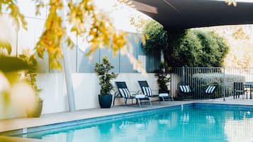 Utomhuspool med öppettider 07.00 till 22.00, och solstolar