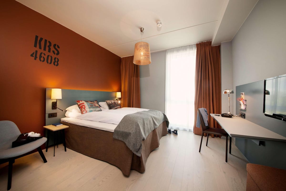 Surmatelas, coffres-forts dans les chambres, bureau