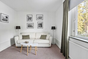 Family Room, 1 King Bed, Non Smoking