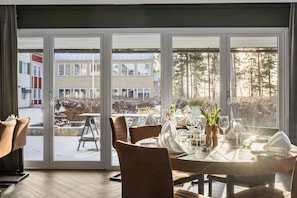 Petit déjeuner et déjeuner servis sur place, restauration en plein air