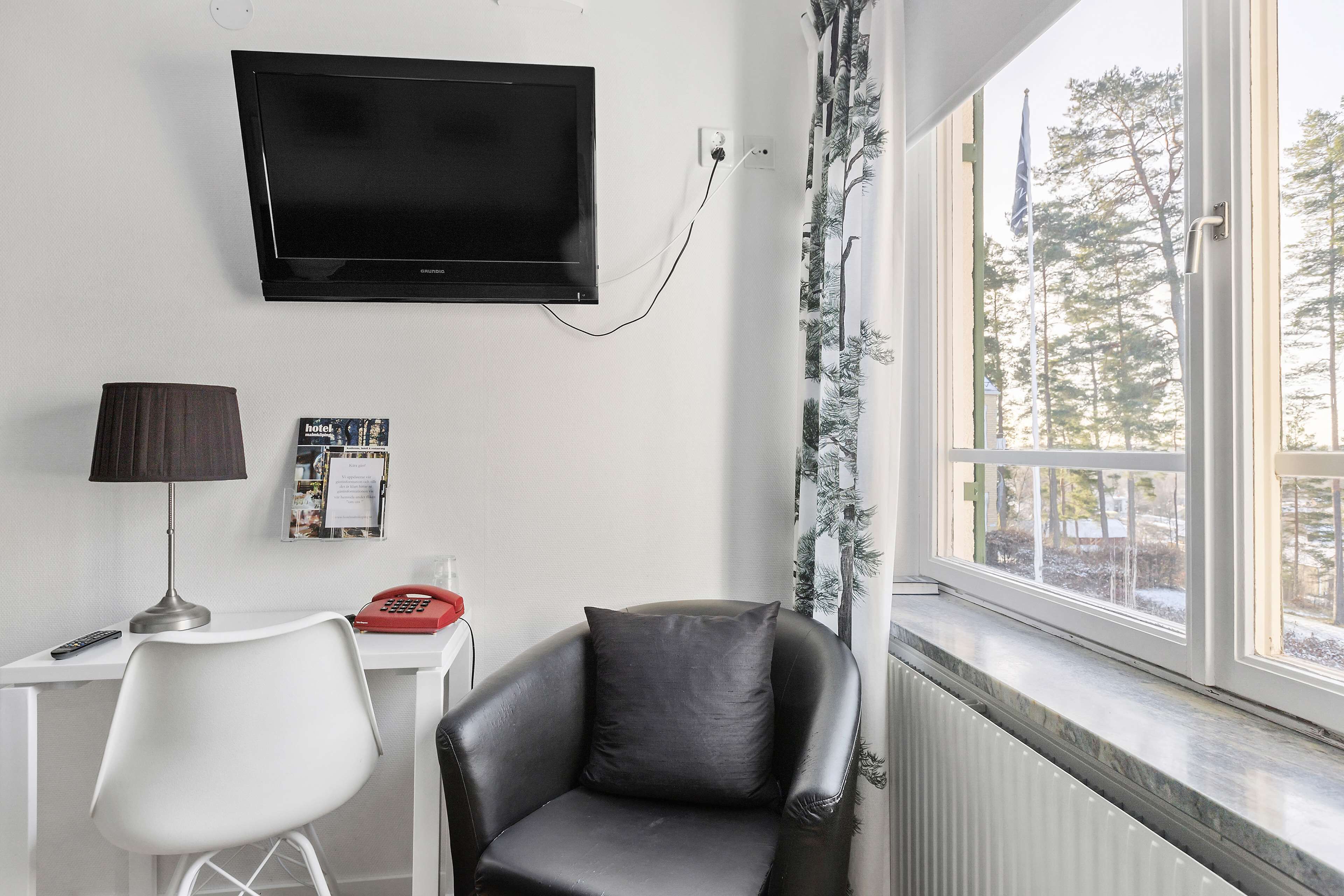 standard room, 2 single beds, non smoking | desk, laptop workspace, iron/ironing board, rollaway beds