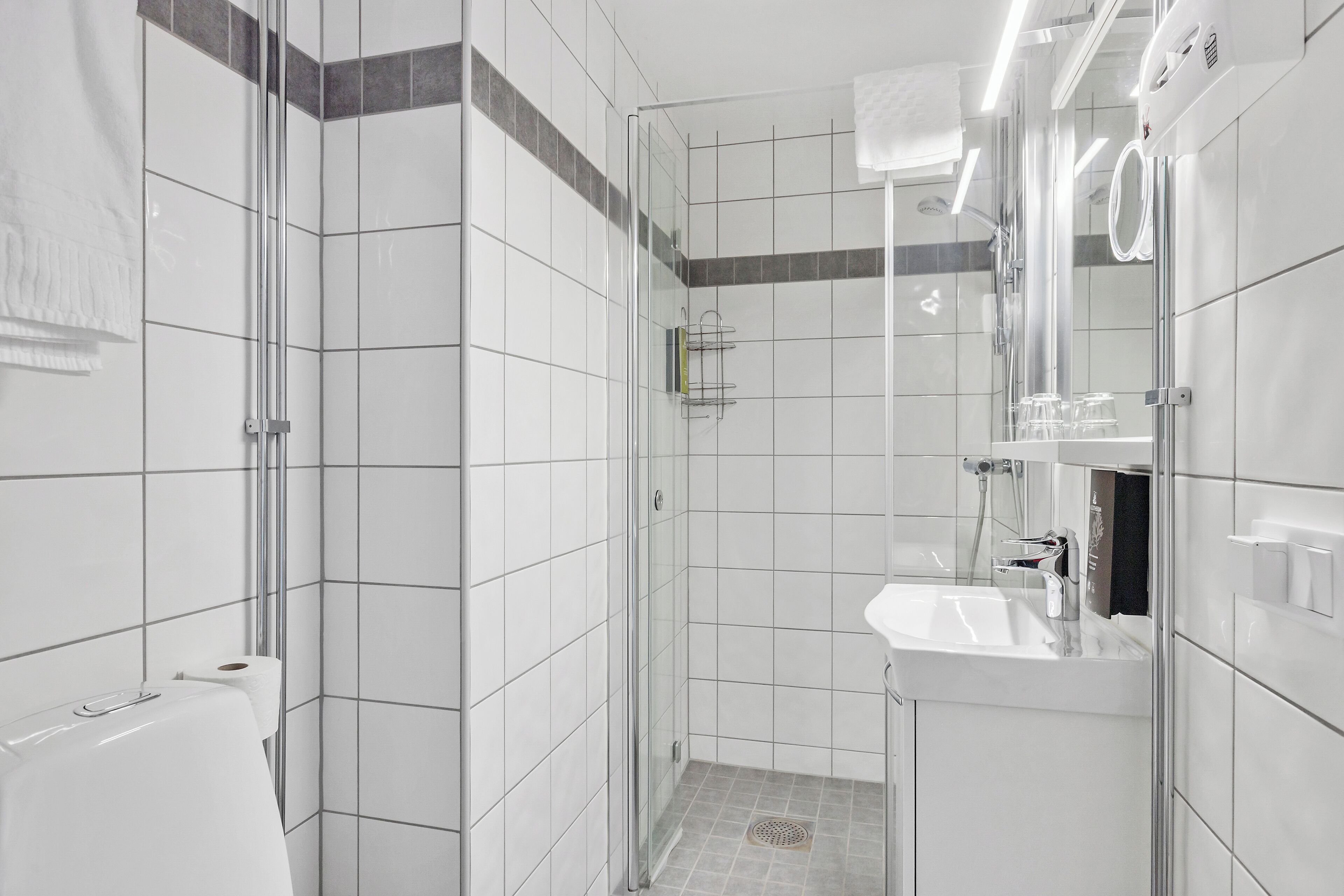 standard room, 2 single beds, non smoking | bathroom | shower, hair dryer, towels