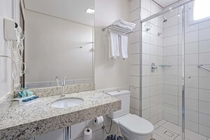 Chuveiro, secador de cabelo, toalhas de banho