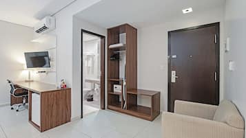 Deluxe Twin Room | Minibar, in-room safe, desk, iron/ironing board