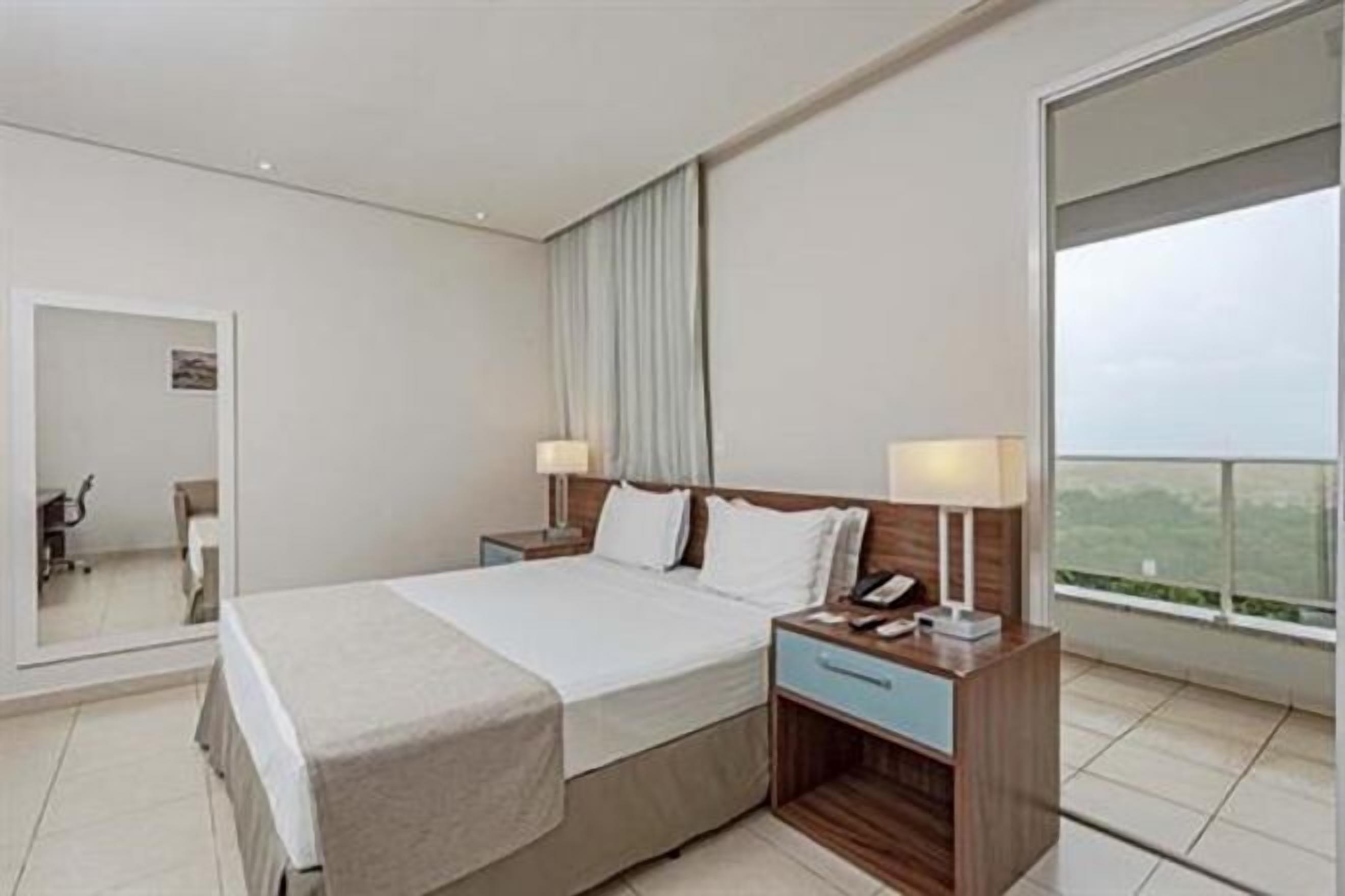 Minibar, coffres-forts dans les chambres, bureau