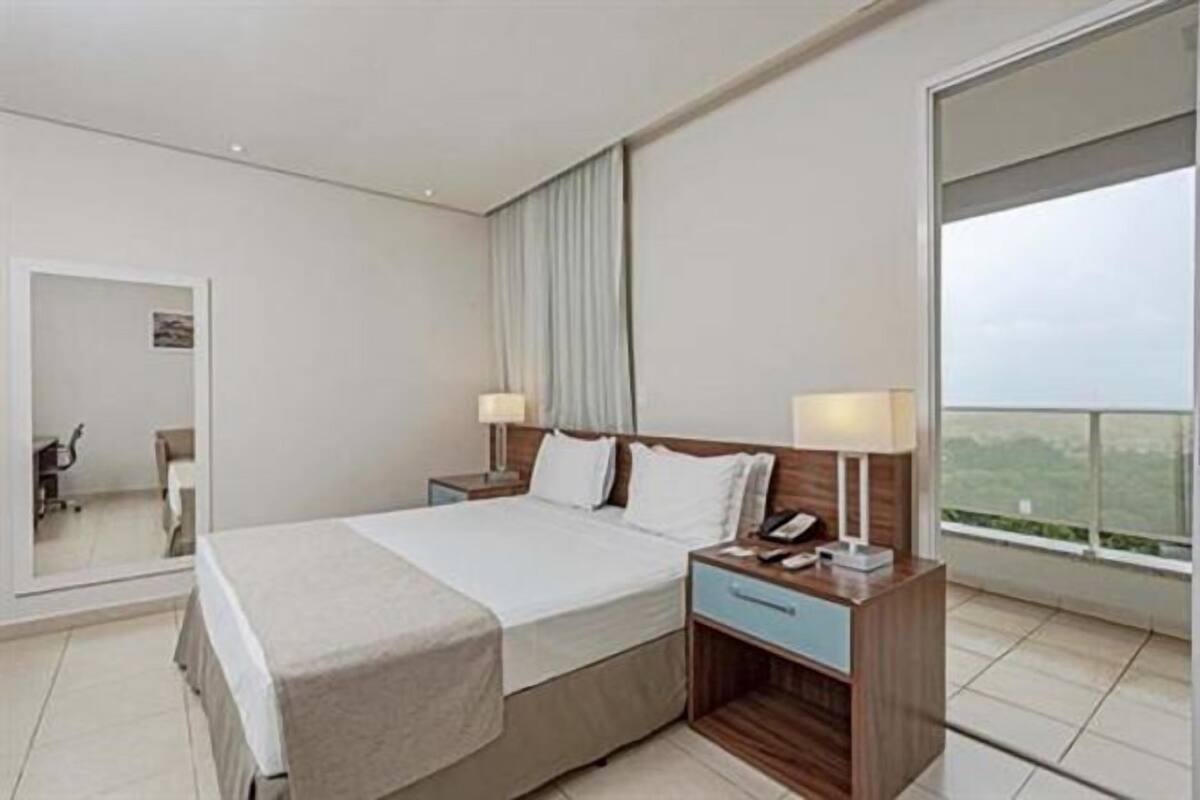 Minibar, coffres-forts dans les chambres, bureau