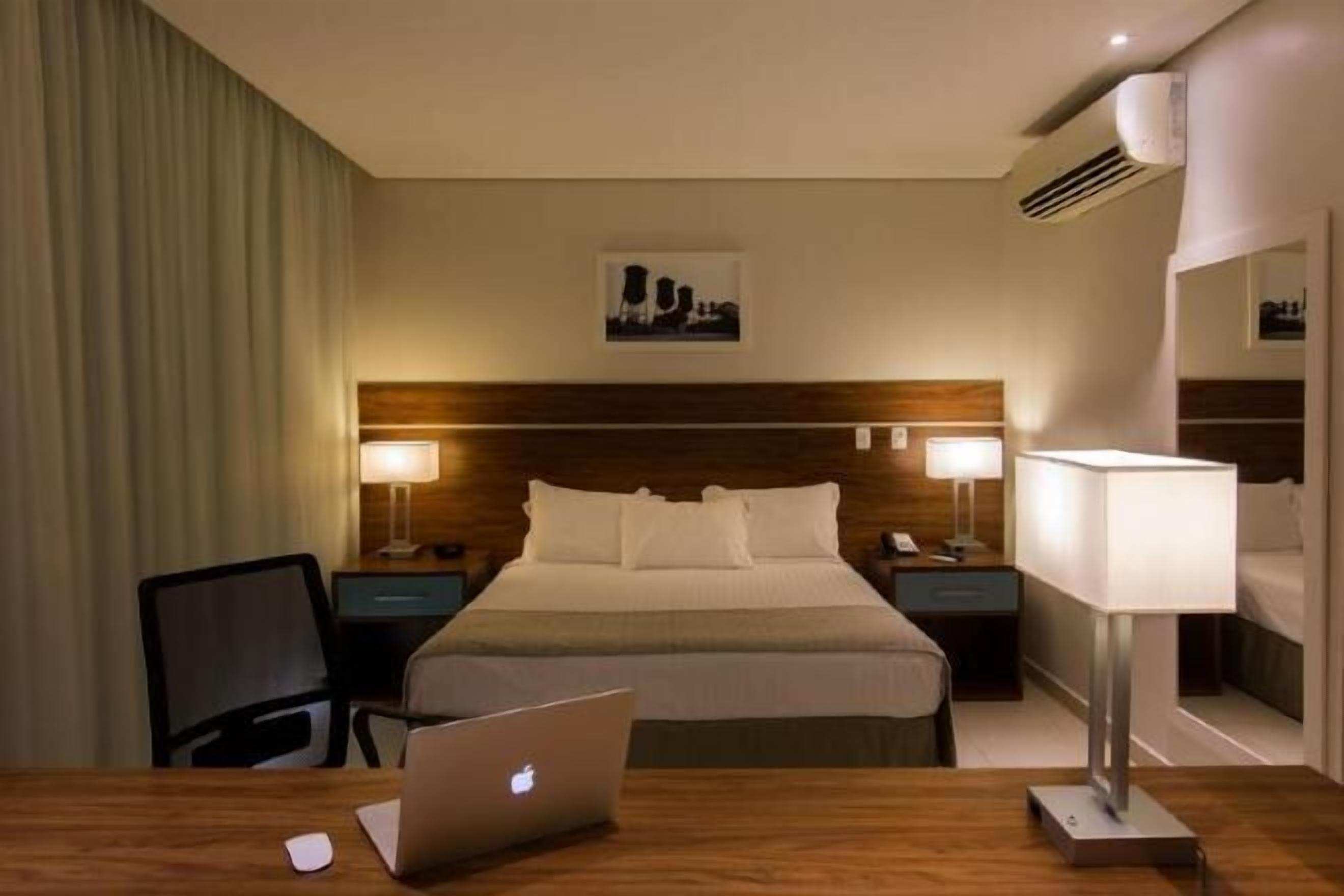 Minibar, coffres-forts dans les chambres, bureau