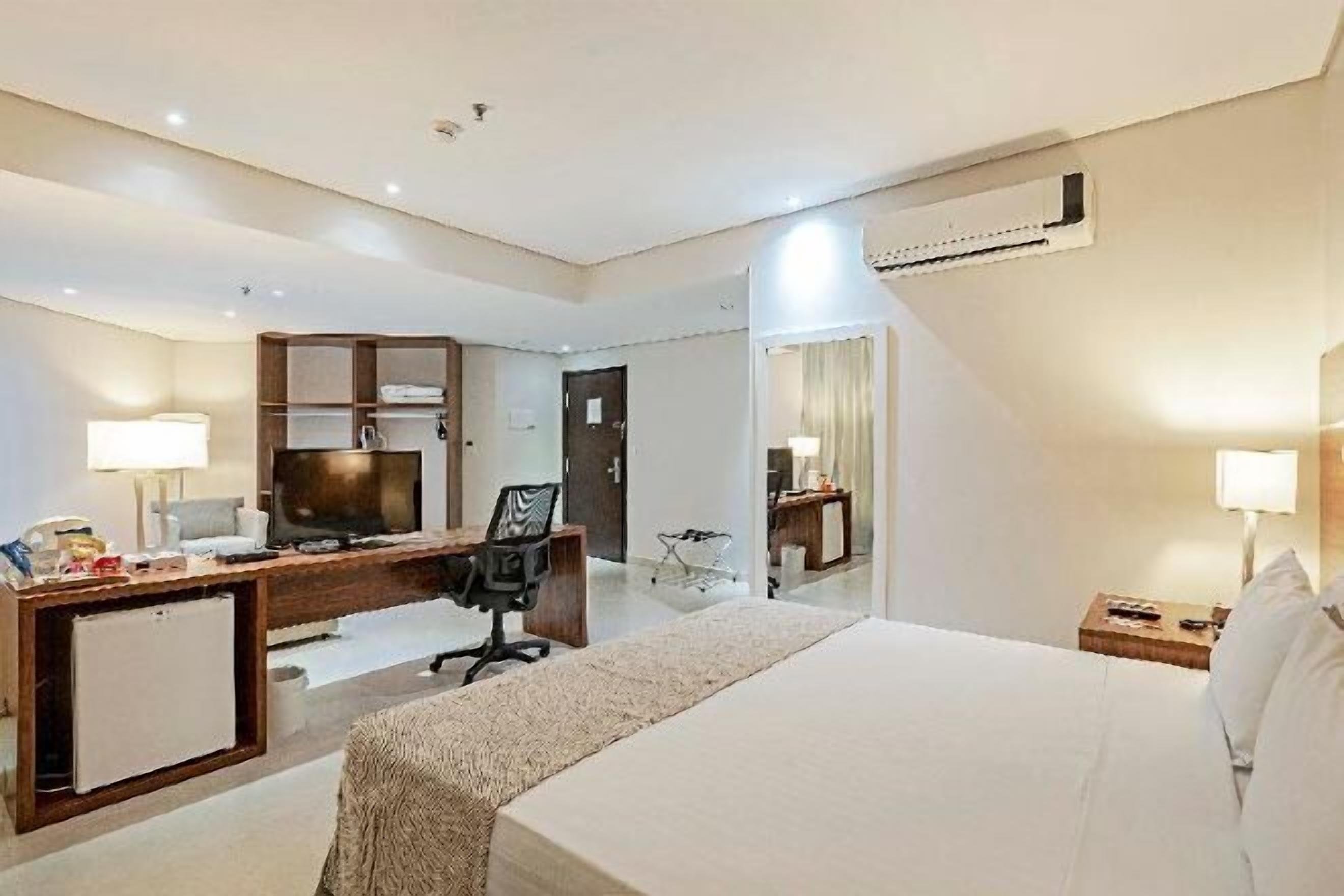 Minibar, in-room safe, desk, iron/ironing board