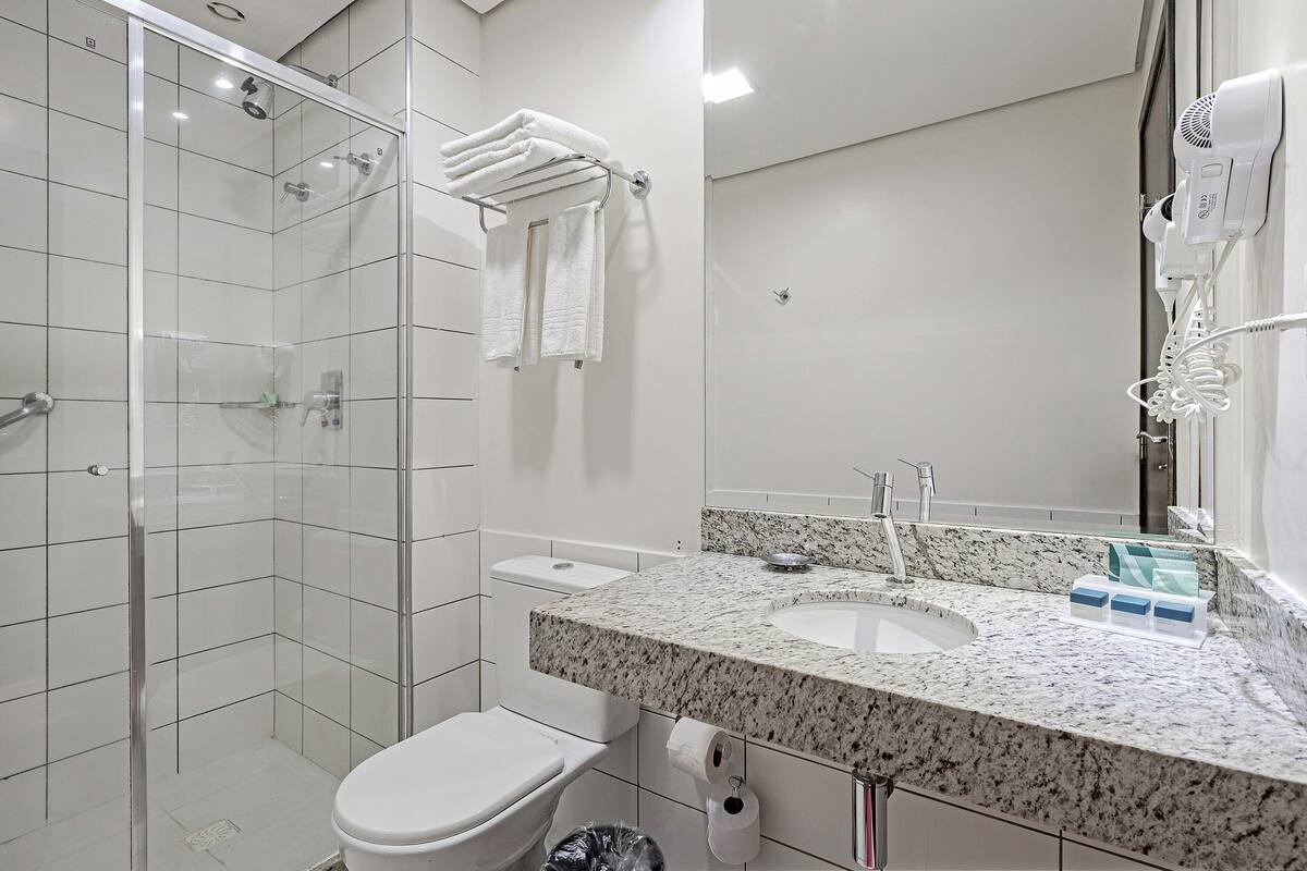 deluxe double room, balcony | bathroom | shower, hair dryer, towels