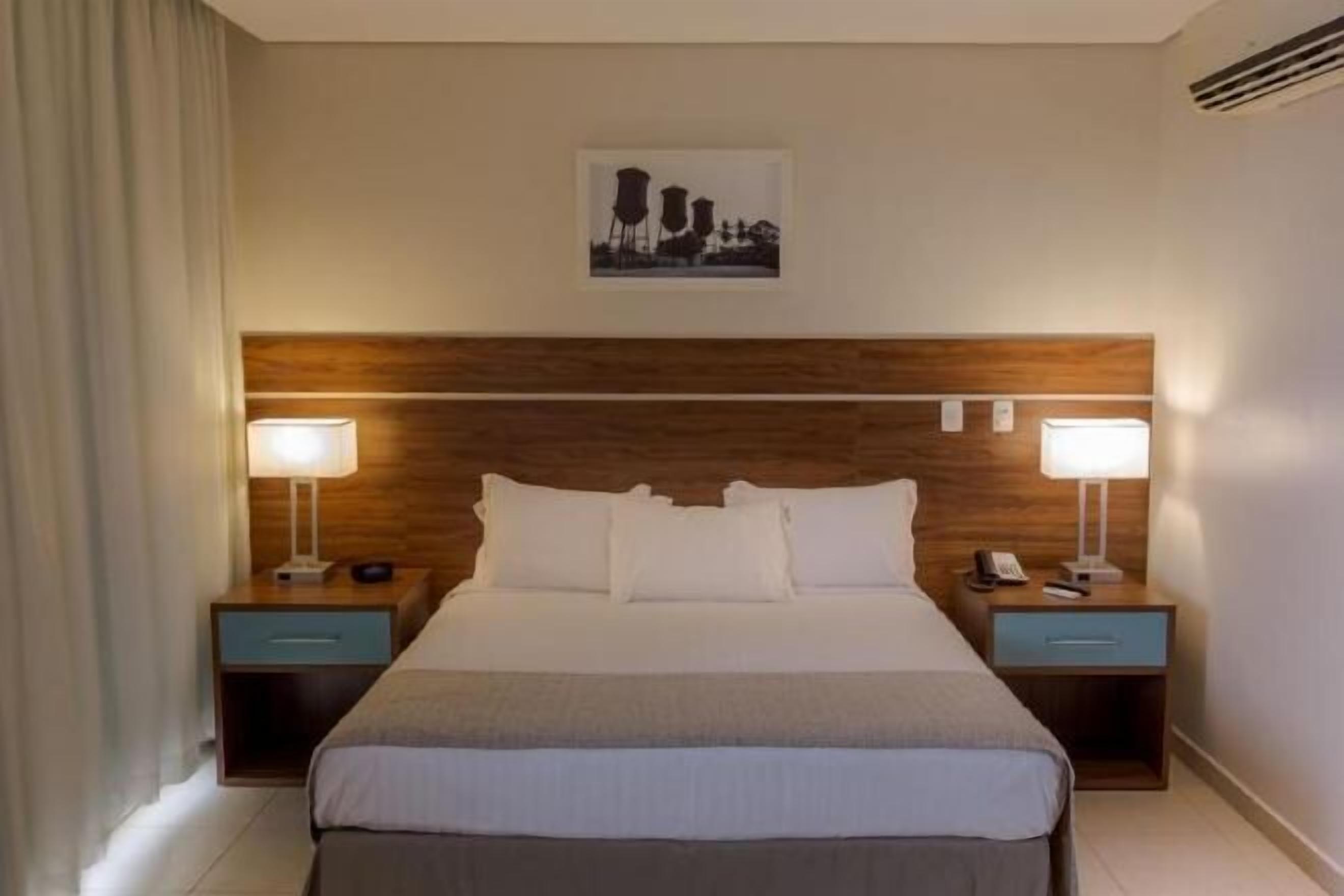 Minibar, coffres-forts dans les chambres, bureau