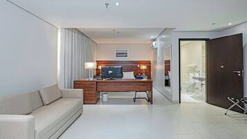 Habitación doble superior, accesible para personas con discapacidad | Minibar, caja fuerte, escritorio y tabla de planchar con plancha