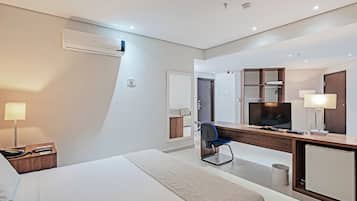 Habitación doble superior, accesible para personas con discapacidad | Minibar, caja fuerte, escritorio y tabla de planchar con plancha