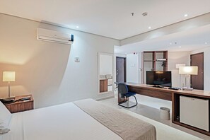 Minibar, caja de seguridad en la habitación y escritorio
