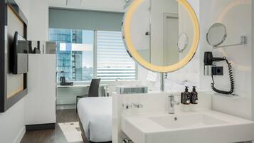 Innside Guestroom Double | Baño | Artículos de higiene personal ecológicos, secador de pelo y toallas