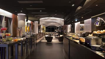 Tägliches Frühstücksbuffet (25 EUR pro Person)