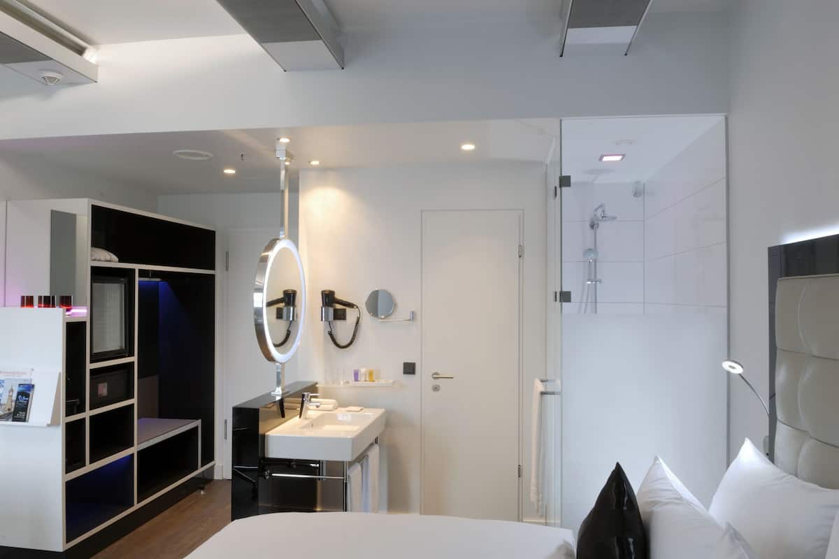 Peralatan tempat tidur premium, bar mini, meja
